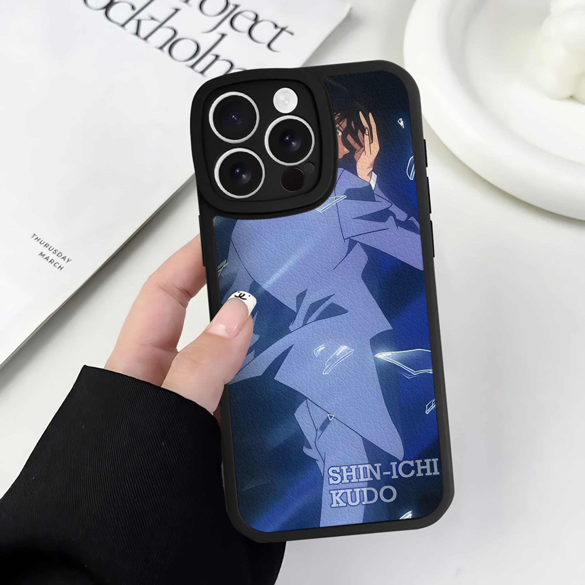 （画像用） 名探偵コナン Detective Conan 【iPhone 16シリーズ対応】シリコンスマホケース（レザー調） 材質：シリコン